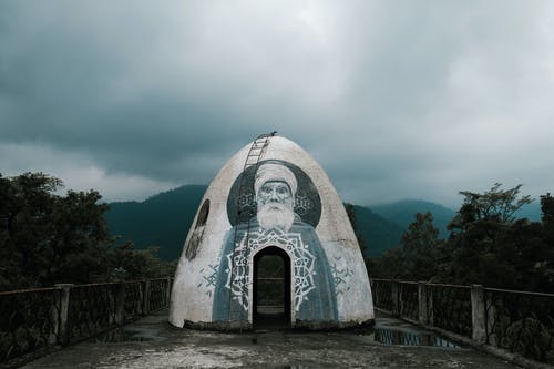 传统的圆顶冥想洞穴对山区山谷的薄雾笼罩的天空 · 免费素材图片