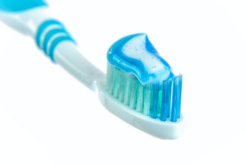 牙刷上的蓝色和白色牙膏 · 免费素材图片