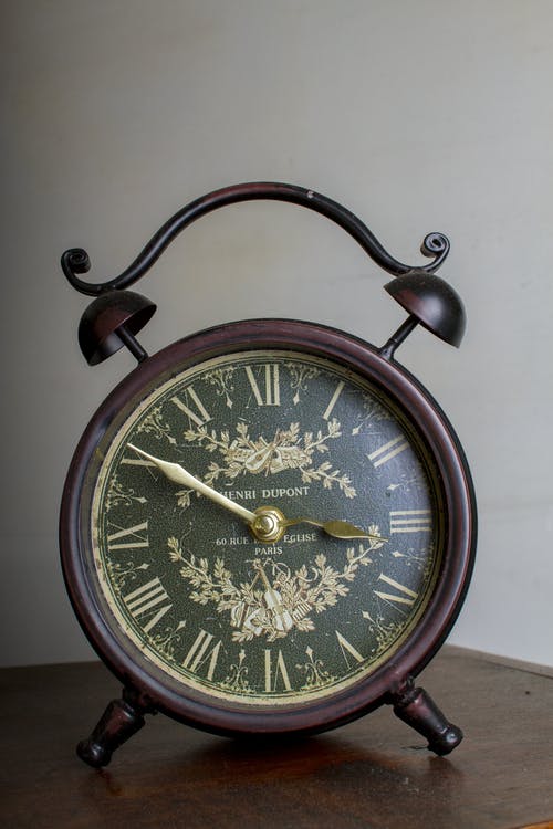 布朗棕色桌上的裱框的闹钟 · 免费素材图片