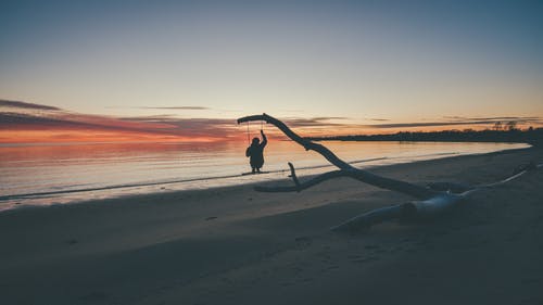 人在海滩上的剪影照片 · 免费素材图片