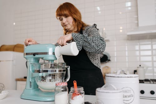 有关倾注, 女人, 室内的免费素材图片