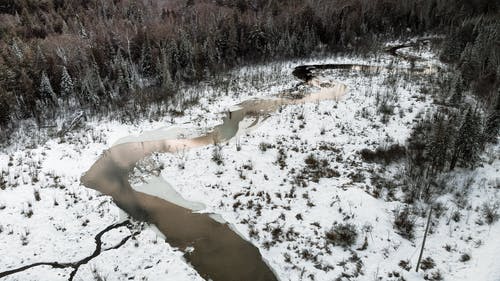 冰雪覆盖的河流景观摄影 · 免费素材图片
