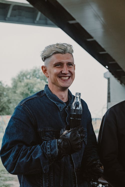 有关人, 喝, 微笑的免费素材图片