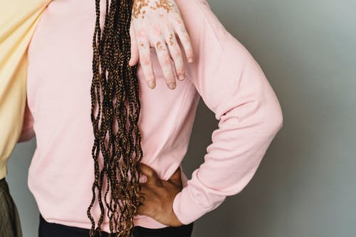 作物在工作室中拥抱的古怪夫妇 · 免费素材图片