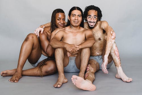 群快乐多样同性恋男人微笑 · 免费素材图片