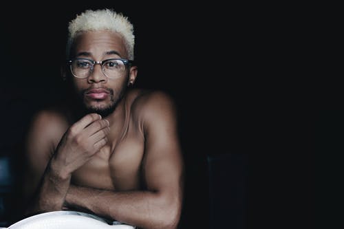 裸男戴黑框眼镜 · 免费素材图片