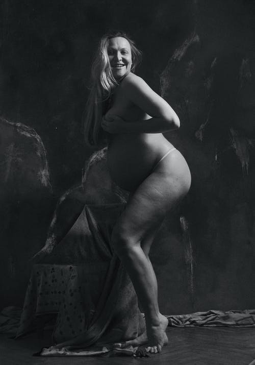 裸体女人的灰度摄影 · 免费素材图片