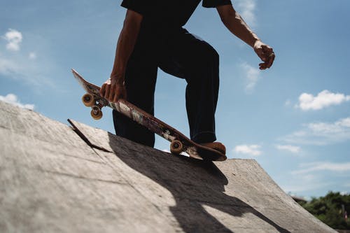 在小镇的垂直平台上的滑板不露面运动员 · 免费素材图片