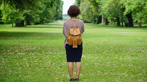 女人站在绿草草坪上 · 免费素材图片