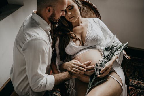 男人抱着孕妇的肚子 · 免费素材图片