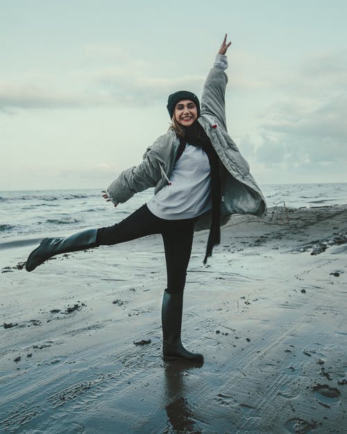 穿灰色外套的女人的照片 · 免费素材图片