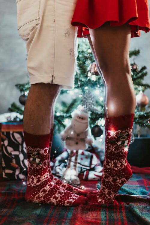 几个穿着红色的圣诞袜 · 免费素材图片