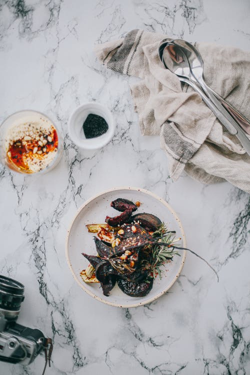 勺子在布上的顶视图照片 · 免费素材图片