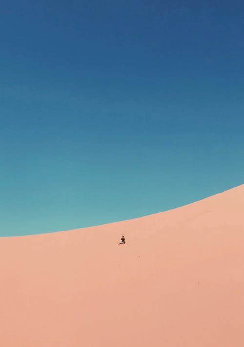 在一片蓝天下的沙漠人 · 免费素材图片