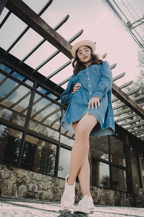 站在大楼旁边的女人 · 免费素材图片