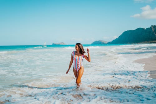 多彩多姿的泳衣，站在海滩上的女人 · 免费素材图片