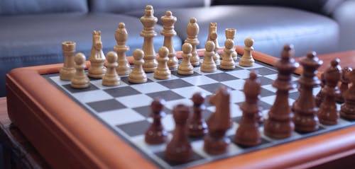 棕色，绿色和白色国际象棋件 · 免费素材图片