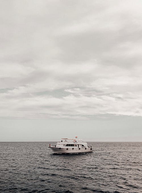 在白色的天空下海上游艇 · 免费素材图片