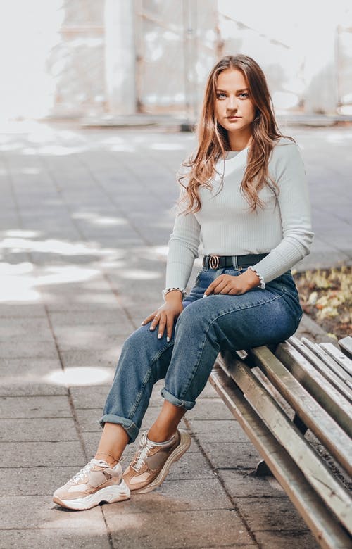 有关坐, 女人, 棕发的免费素材图片