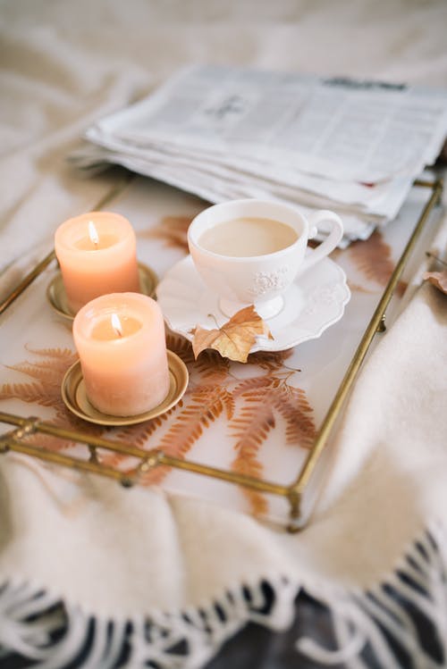 棕色木制托盘上的白色陶瓷杯 · 免费素材图片