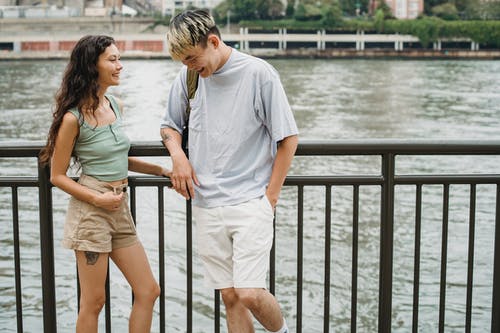 性格开朗的夫妇站在城市的海滨 · 免费素材图片