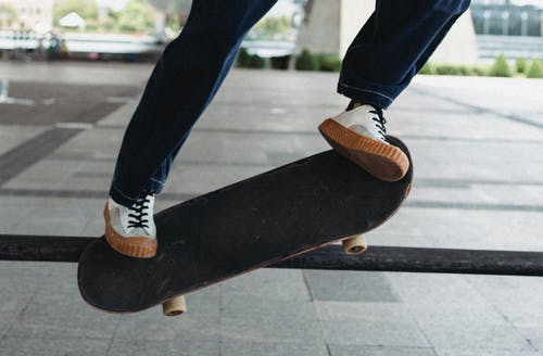裁剪人跳上滑板 · 免费素材图片