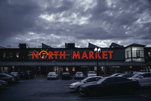北部市场标牌大楼在灰色的天空下 · 免费素材图片