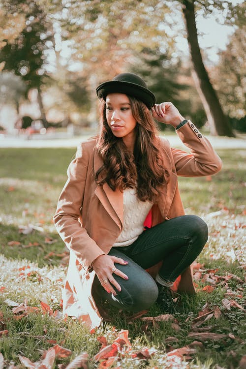 棕色拉链外套的女人 · 免费素材图片