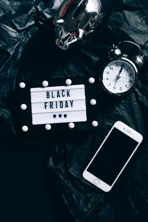黑色星期五标志，时钟，智能手机和储钱罐 · 免费素材图片