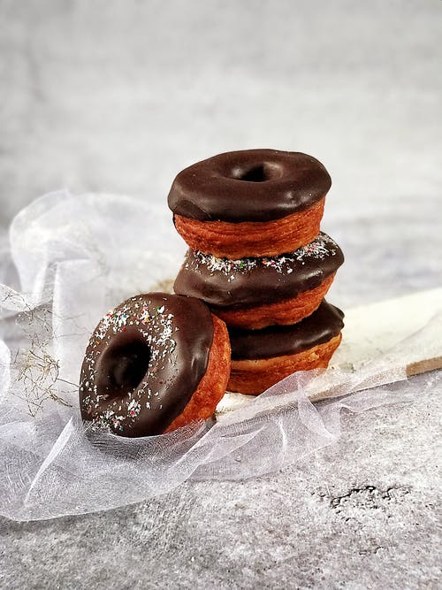 巧克力甜甜圈 · 免费素材图片