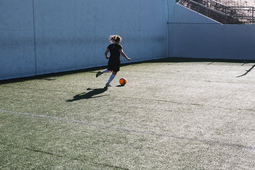 踢足球的女人 · 免费素材图片