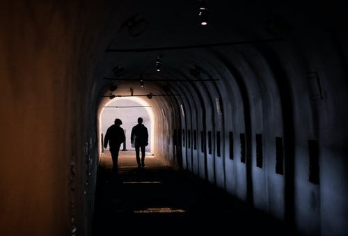 在隧道上行走的人的剪影 · 免费素材图片