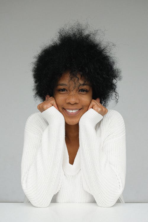 白色针织毛衫微笑的女人 · 免费素材图片
