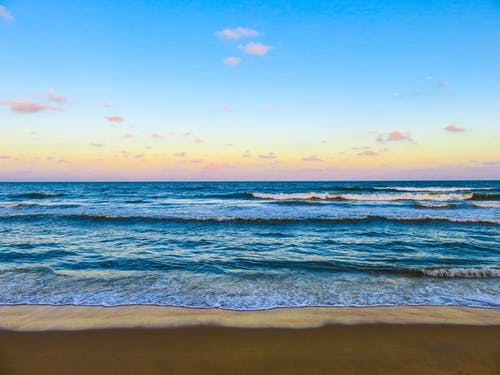 白天有海浪的海滨 · 免费素材图片