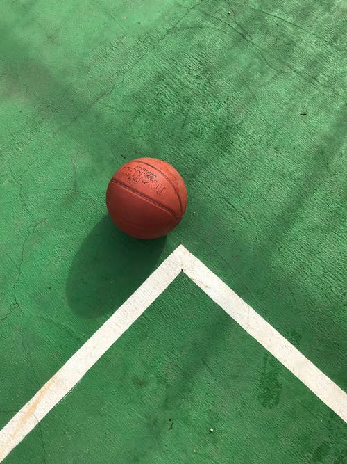 篮球在地板上的照片 · 免费素材图片