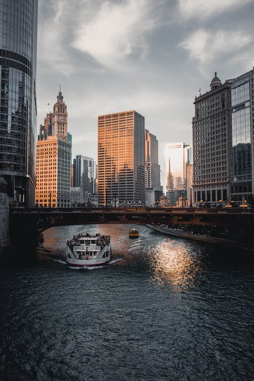 白船在多云的天空下的水体上 · 免费素材图片