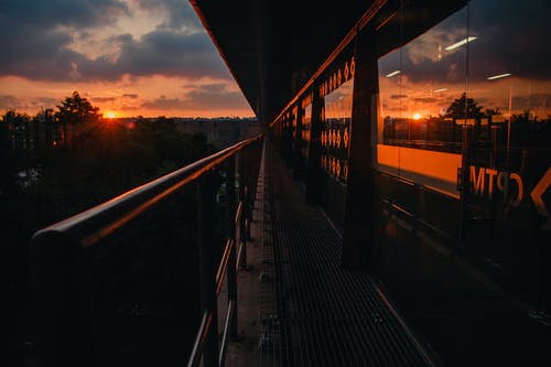 日落时建筑物的风景照片 · 免费素材图片