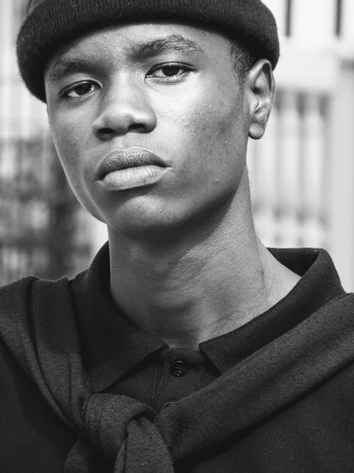 人的灰度照片 · 免费素材图片