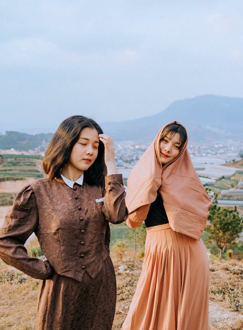 妇女站在彼此身边的照片 · 免费素材图片