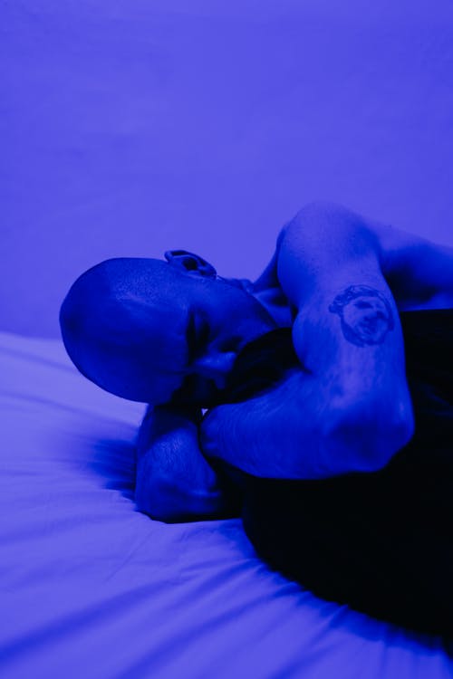 光着膀子的男人，在蓝色的房间里 · 免费素材图片
