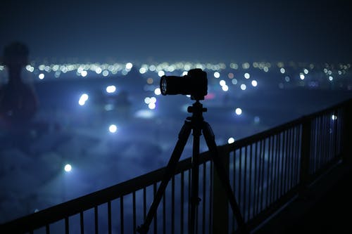 扶手旁的三脚架上的数码相机 · 免费素材图片