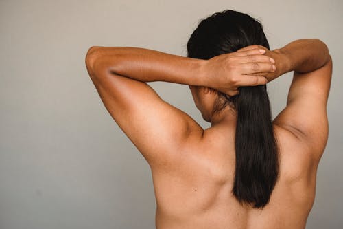 不可识别的赤膊男子调整长长的黑发 · 免费素材图片