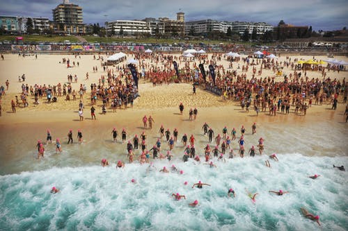 人们在水中奔跑 · 免费素材图片