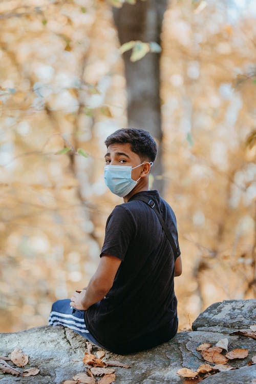 有关人, 坐, 垂直拍摄的免费素材图片