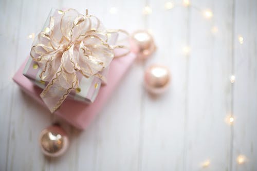 用丝带的两个粉红色和白色礼品盒 · 免费素材图片