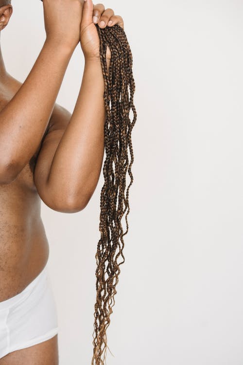 黑色的人触摸非洲辫子在工作室 · 免费素材图片