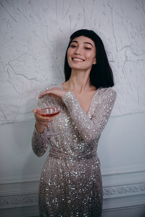 穿灰色长袖礼服的女人 · 免费素材图片