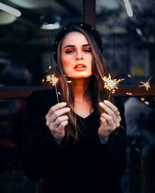 女人拿着烟火的照片 · 免费素材图片