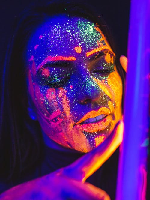 女人的脸与面漆 · 免费素材图片