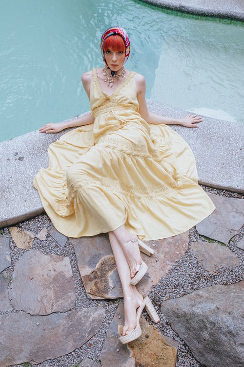 优雅地躺在泳池边的时尚女人 · 免费素材图片